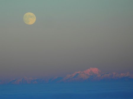 Lever de lune derrière le massif du mont-Blanc.