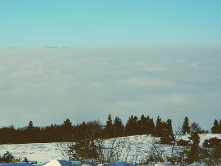 Les monts du Forez au-dessus de la mer de nuages.