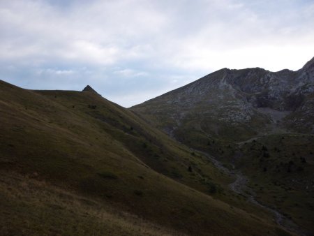 Le sommet de la crête (1835m) et le Pic Pierroux.