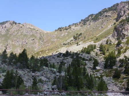 Depuis le barrage des Bésines, vue sur le versant sud du Pic d’Auriol.