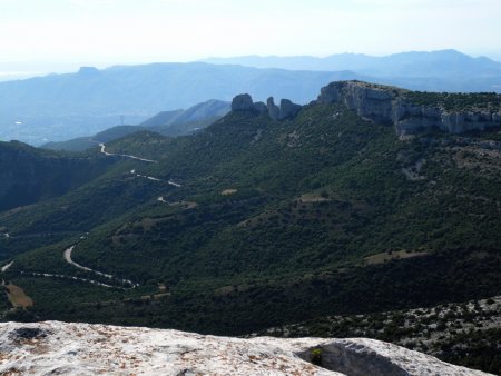Depuis le sommet, vue sur le col de l’Espigoulier et les Dents de Roque Forcade. Au fond, les massifs du Garlaban et de l’Étoile.
