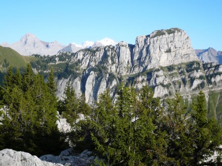 Au bout du Rocher de Salin : vue sur Roc des Tours, Pointe Percée et Mont-Blanc.