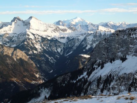 Depuis le sommet de Sur Cou, vue sur Pointe Blanche, Jallouvre, Aravis et Mont-Blanc.