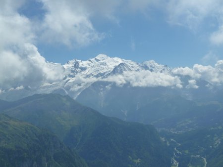 Vue sur le Mont Blanc et la vallée menant à Chamonix, depuis le passage du Dérochoir