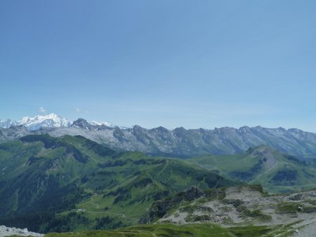 Depuis le sommet, le Mont Blanc, les Aravis et au 2nd plan à droite : le Mont Lachat