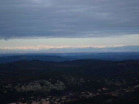 Au sommet, vue sur les Alpes enneigées.