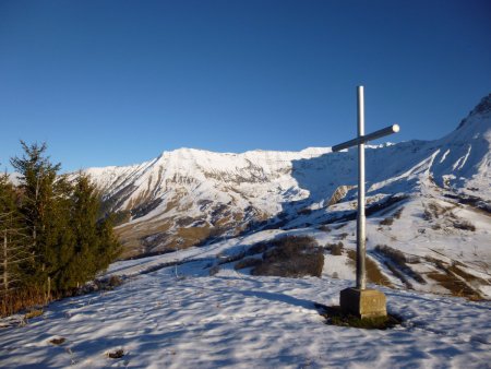 La croix du Châtel et le domaine d’Albiez-Montrond.