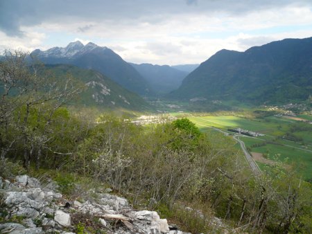 Depuis le Roc de Viuz, vue sur la vallée entre Faverges et Marlens. À gauche, le Charvin.