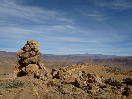 Premier cairn (vers le Djebel Siroua 3304m au nord-est)