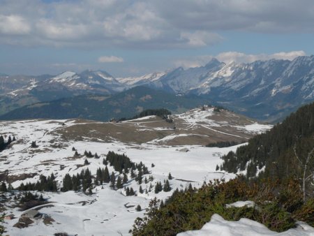 Plateau de Beauregard et Aravis depuis le sommet.