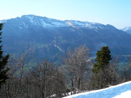 Mont Lachat de Thônes et vallée des Villards depuis la Croix de Colomban.