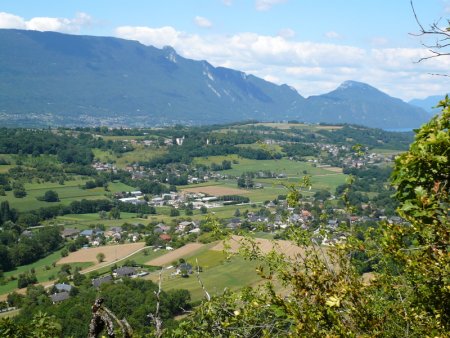 Début de la montée avec vue sur les environs de Chambéry, mont du Chat, col du Chat et mont de la Charvaz.