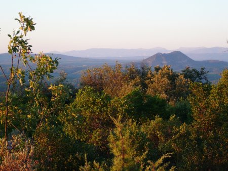 Le petit Bessillon vu de la colline du Défens à Bras (photo prise le 29 août 2010).