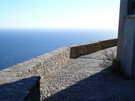 Terrasse de la chapelle Notre-Dame du Mai, face à la mer.