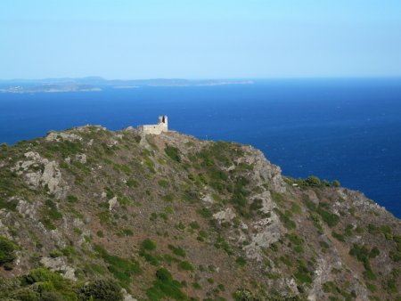 L’ancien sémaphore depuis la chapelle. Au fond, presqu’île de Giens et île de Porquerolles.