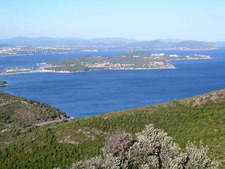 Presqu’île de Saint-Mandrier et Grande Rade de Toulon.