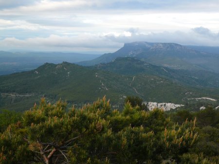 Vue du sommet sur les crêtes et les monts Aurélien et Olympe. On aperçoit au centre la tour de l’ermitage.