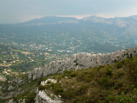 Vallée de l’Huveaune et massif de la Sainte-Baume depuis le sentier des Dansaïres.