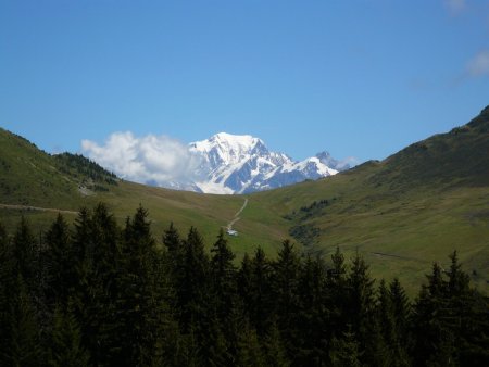 La vue classique du Mont-Blanc par le col de la Bâthie.