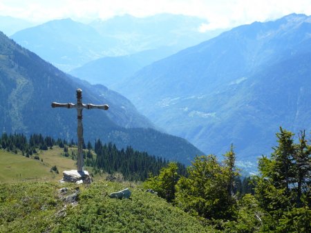 La croix de Dormiaz dominant la basse Tarentaise.