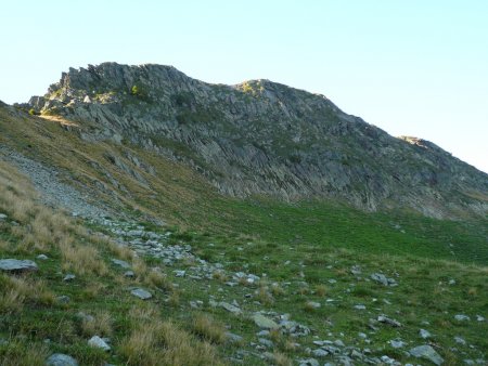 Vue d’ensemble de la pointe sud. Les pentes herbeuses donnant accès au sommet sont situées vers la droite.