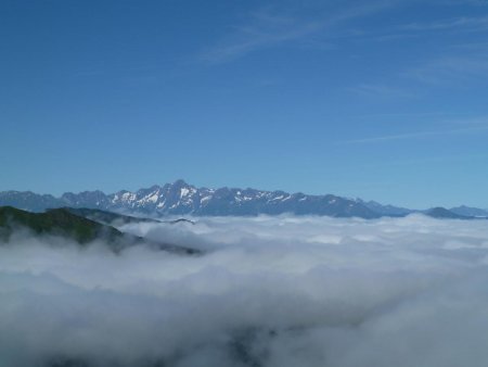 Mer de nuages et Mont Valier au fond.