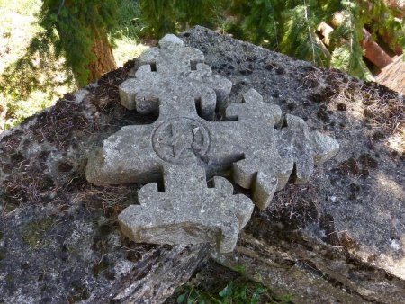 croix dans le cimetière