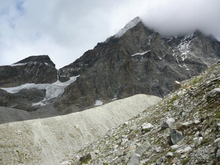 La face sud du Cervin et les moraines du glacier de la Forclaz