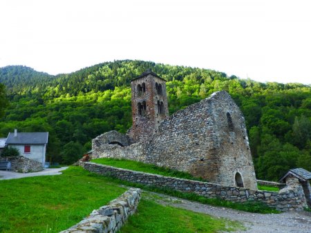 Ruines de la chapelle romane de Merens les Vals