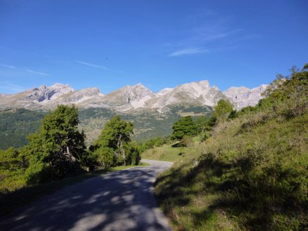 Descente de la route face au Grand Ferrand, les Têtes d’Oriol, de l’Aupet et de Lapras.