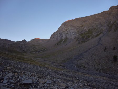 Les tous premiers rayons rougeoient les sommets de la Chalanche et du Grand Bérard.