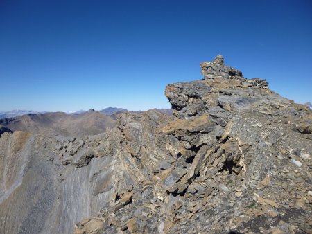 Le sommet avec le Vieux Chaillol et le Dévoluy au fond.