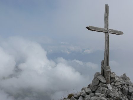La croix sommitale (dans les nuages... pour le panorama, on repassera...)