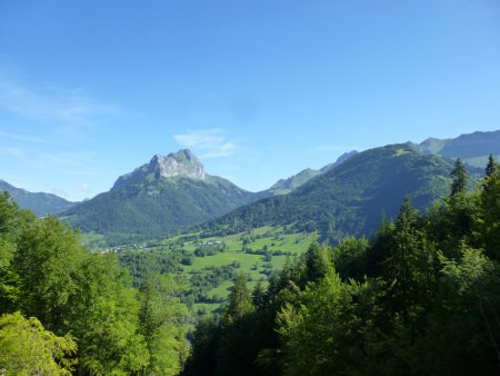 Première vue sur le Trélod, l’Arcalod et le Mont de la Coche.