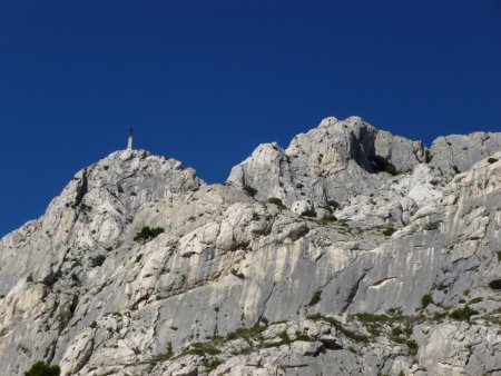 Croix de Provence et grotte des Hirondelles à droite.