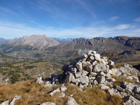 Le sommet avec la montagne de Faraut et le fil des arêtes du Pic Ponsin, de la Tête de la Madeleine, du Bec de l’Aigle et de la crête de Porel.