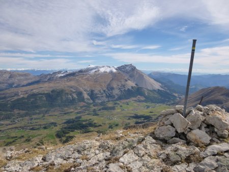 Le sommet avec le plateau de Bure enneigé.