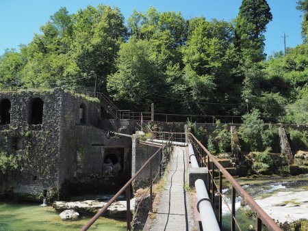 On peut visiter les anciennes installations du barrage.