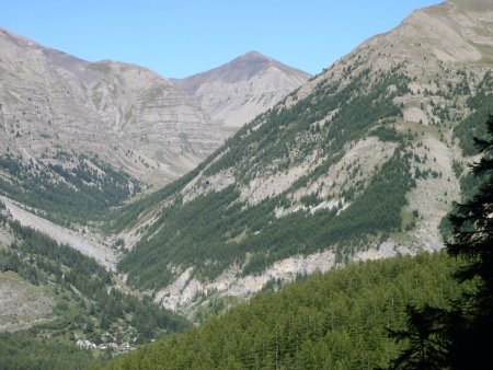 La vallée de Bayasse, et la Cime de la Bonette au nord-est.