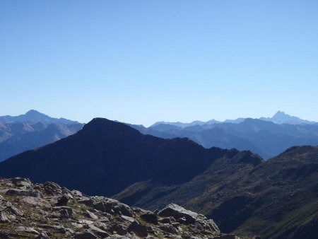A gauche le Pic de Rochebrune (3320m), à droite le Mont Viso (3841m) et au premier plan et au centre, le sommet de la Crête de la Pendine (2749m)