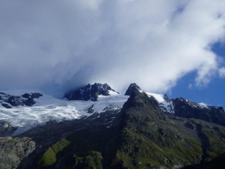 Aiguille des Glaciers dans les nuages