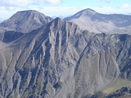 L’aiguille (2795m) au premier plan, Pointe de la Diablée (2928m) à gauche, et Mourre Froid (2993m) à droite.