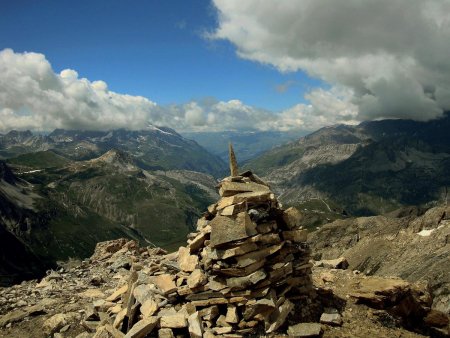 Cairn sommital du Pélaou Blanc (3135m).