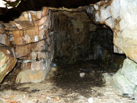 La grotte fait environ 20m².