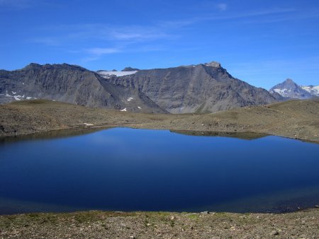 Lac de la Rocheure avec la Pointe du Géfret (3158m) et la Pointe des Broës (3405m).