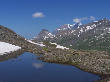 «Lago» glaciaire, les Pointe des Pierre Brune et du Charbonnier.