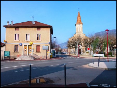 La Poste et l’église du village.
