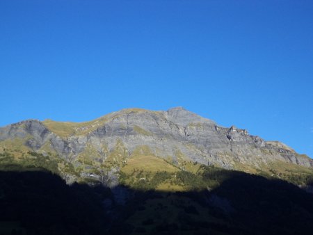 Heureusement cette jolie vue sur le mont Joly avec ce ciel bleu nous motive beaucoup plus.