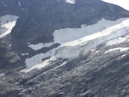 Gros plan sur le glacier du mont Tondu et la "trace" que l’on devine sur sa gauche qui est l’accès à la voie normale du Tondu.