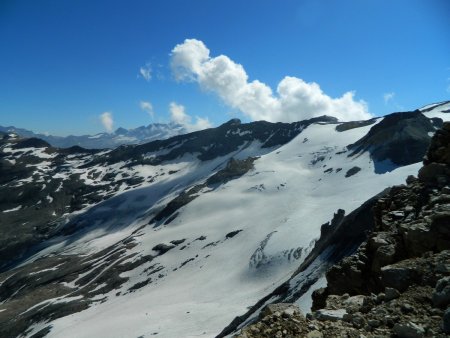 Glaciers du versant italien et le Grand Paradis masqué par la brume.